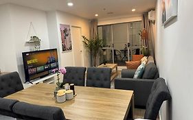 Stunning 3 Bd - 2 Bth City Apt - Pool & Carpark